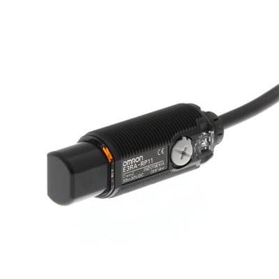 Fotoelektrisk sensor fra Omron, model E3RA-RP11 med M18 gevind, radial type i sort plast med 2 meter kabel.