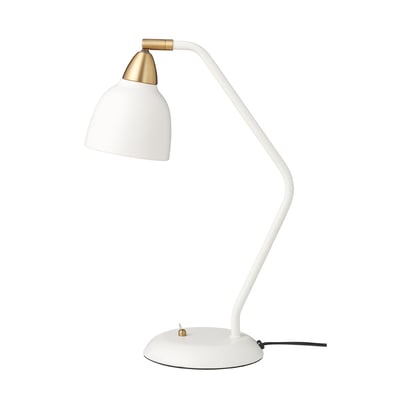 Hvid Urban bordlampe fra Superliving med mat messingtop og drejeled, isoleret på hvid baggrund.