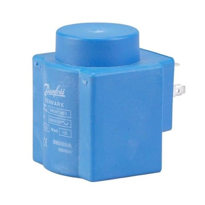 Nærbillede af Danfoss BB024AS spole i blå plast, med fokus på mærkaten og mærket på siden.