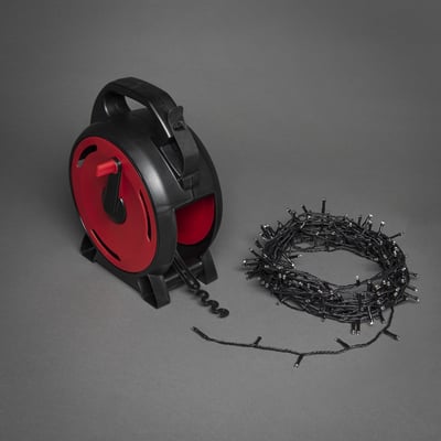 Konstsmide lyskæde på kabeltromle, med 400 varmhvide lys og 27,93 meter ledning, isoleret fra omgivelserne.