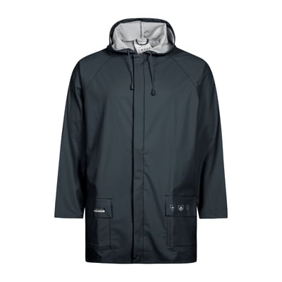 Lyngsøe Rainwear Microflex FR regnjakke i navy, str M, vist med fast hætte og to udvendige lommer på hvid baggrund.