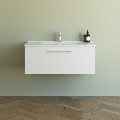 Dansani Mido møbelpakke i hvid mat med 101 cm bredde og en skuffe med greb, monteret på væg med vask og armatur.