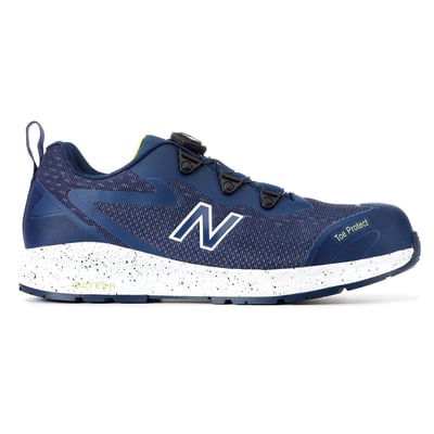 Nærbillede af siden på en New Balance Logic Boa sikkerhedssko i navy, der viser 'Toe Protect' mærkaten og mesh-materialet.