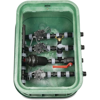 Rain Bird HDPE ventilboks åben med fire 1" vandingsventiler, filter og rød håndtagsventil indvendigt.