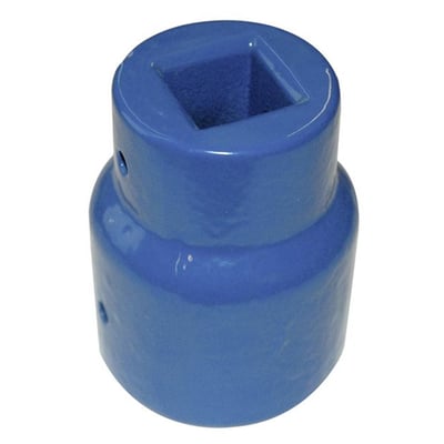 Blå AVK spindelovergang DN200 med spindelfirkant 24/25 mm, set skråt oppefra med den firkantede åbning synlig.