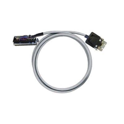 Weidmüller PLC-wire til digitale signaler med 24 poler og 0,5 meters kabel ses oprullet med stik i begge ender.
