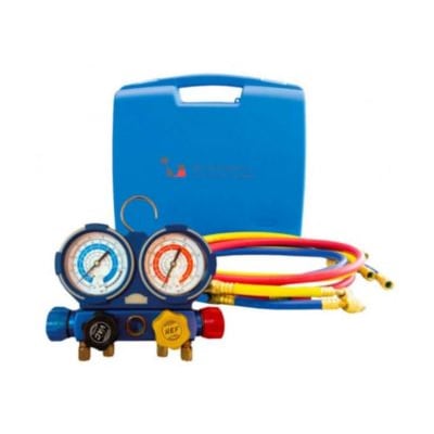 Tecnosystemi 4-vejs manifold til R32, R410A, R134a og R22 med 70mm Bourdon manometre, tre farvede slanger og blå opbevaringskuffert.