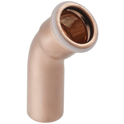Detaljeret vinkelbillede af Geberit Mapress 18 mm kobberbøjning, der fremhæver kobbermaterialet og den hvide kant på muffen.