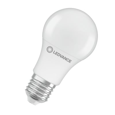 Hvid LEDVANCE LED-standardpære med mat, rund top og E27-fatning, 13 W og varmt lys på 2700 K.