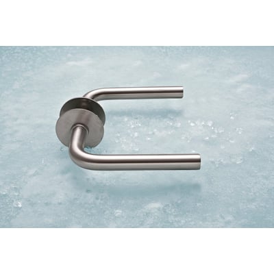 Assa Abloy L-formet dørgreb på 16 mm i børstet rustfrit stål med rund roset, set skråt fra oven.