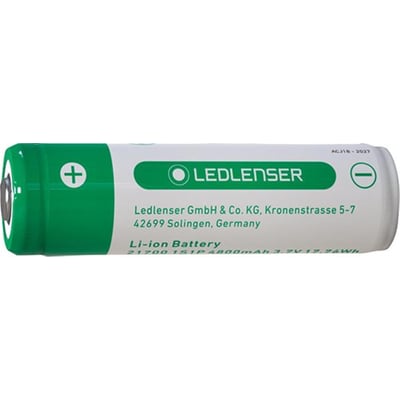 Nærbillede af Ledlenser 21700 batteriet, der viser plus- og minuspoler, mærke, adresse og tekniske specifikationer.
