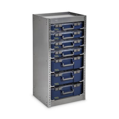 Raaco Carrylite S297 reol i aluminium med syv blå opbevaringskufferter med grå håndtag og klare låg.