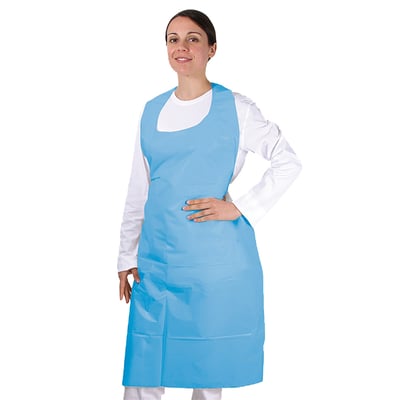 Kvindelig model bærer et lyseblåt engangsforklæde af glat polyethylene, 75 x 140 cm, over en hvid langærmet bluse.