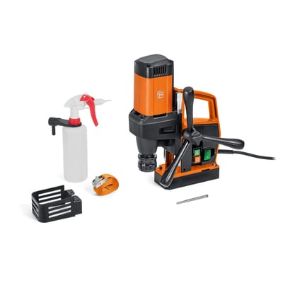Fein KBE 32 QW 1200W Eco-magnet kerneboremaskine med tilbehør, herunder sprayflaske og holder.