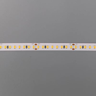 Ansell Lighting P-Cell LED bånd på 5 meter, 24V, viser tæt på lysdioder og markeringer på grå baggrund.