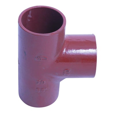 Rødt grenrør i støbejern, 80mm diameter og 88 graders vinkel, uden muffe, isoleret på hvid baggrund.