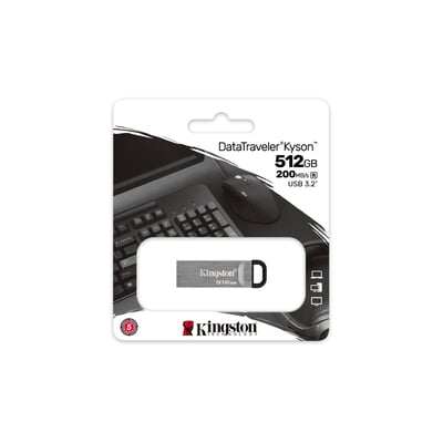 Kingston DataTraveler Kyson 512GB USB 3.2 Gen 1 flashdrev i sølvfarvet metalkabinet, vist i sin blisterpakke med baggrund af computerudstyr.