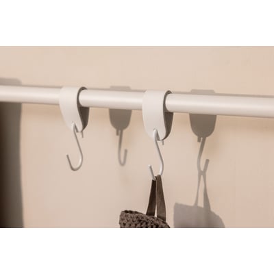Metallbude Vana håndklædestang i hvid, rund model med S-formede kroge hængt på stangen.