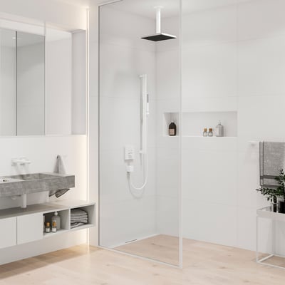 Hansgrohe brusearm i mat hvid til loftmontering, monteret i et moderne, minimalistisk badeværelsesmiljø med glasvægge.