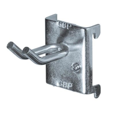 Galvaniseret GBP dobbeltkrog til ophæng af værktøj, måler 5x38x11mm, med stanset logo på et hvidt baggrund.