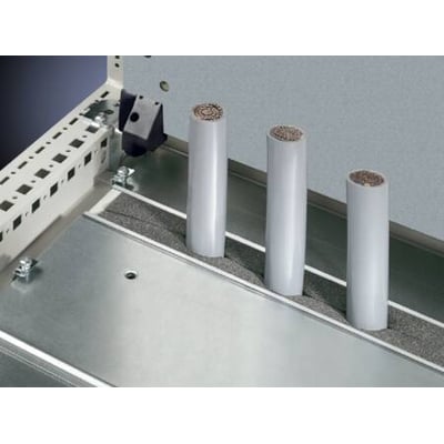 Rittal VX IT flangeplade modul til 800 mm skab med tre kabelgennemføringer og børstelister, vist i et serverkabinet.