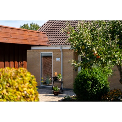 Plastmo grå tagrende i 3 meters længde monteret på et hus med brunligt tegltag og gul murstensfacade.