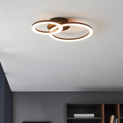 EGLO Parrapos-Z loftlampe monteret i moderne loft med to sammenflettede sorte ringe, der afgiver varmt lys.