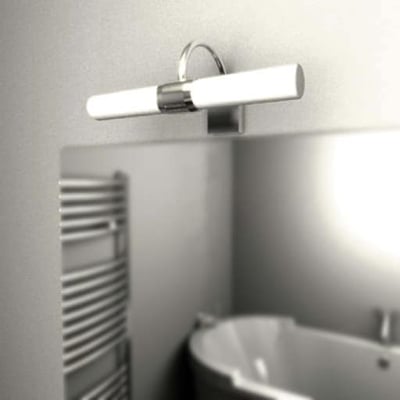 Vægarmatur Astro 0335 Dayton i krom, monteret ved et spejl med lyskilder tændt.