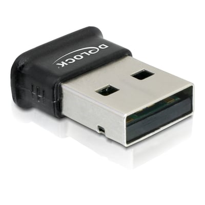 Sort DeLOCK Bluetooth 4.0 USB-adapter set skråt forfra med USB-stikket synligt.