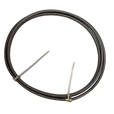 Isoleret trådleder i stål med en diameter på 1,2-1,6 mm og en længde på 4 meter, holdt sammen af to hvide kabelbindere.