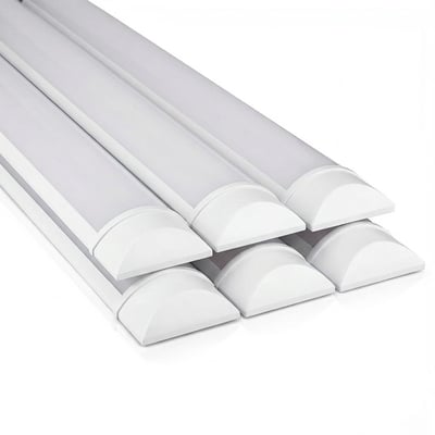 Hvid V-TAC LED-armatur på 50 W med lang, slank form og afrundede endestykker, til 230 V og 6500 K.