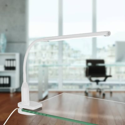 EGLO Laroa hvid klemspot med touch-funktion og flexarm, viser lampen monteret på et glasskabbord med en kontorbaggrund.