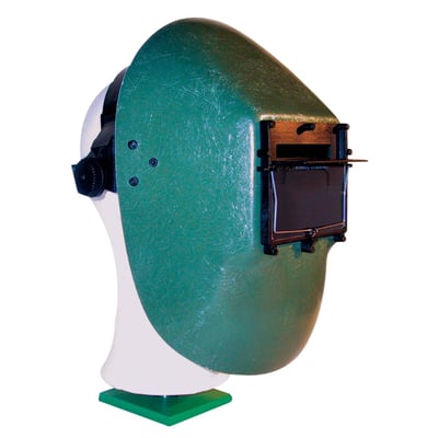 Grøn svejsehjelm med sigterude AR-13G, vist fra siden på en hvid mannequin og grøn base.