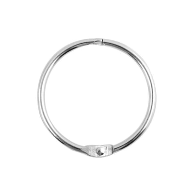En enkelt forhængsring med børstet finish og en diameter på 4 cm, vist isoleret på en hvid baggrund.