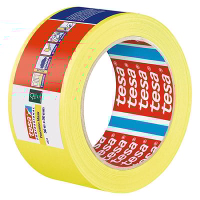 Tesa afdækningstape 4334 Precision i gul papir med 50 mm bredde og 50 meters længde, vist som en rulle på hvid baggrund.