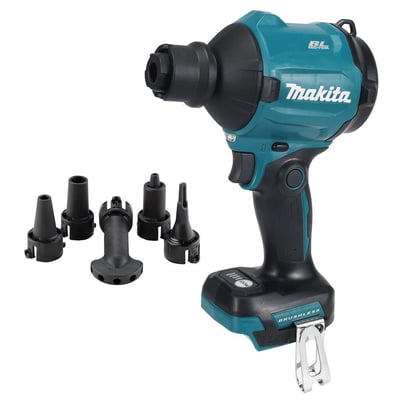 Makita 18V støvblæser med tilhørende mundstykker, inklusive smal, bred og badebolddyse, klar til brug.
