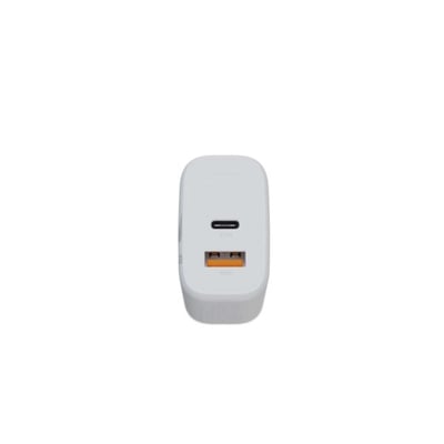 Nærbillede af fronten på Xtorm 67W GaN2 Ultra hjemmeoplader, der viser de to opladningsporte: en USB-C og en USB-A port.