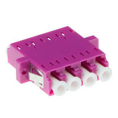 Adapter OM4 LC/PC Quad i lilla plast med SC-fodspor og fire hvide fiberudgange med flange.