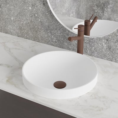 Scandtap Vector Medium håndvaskbatteri i rustfrit stål med rustlook, monteret på hvid bordplade med marmorlook.