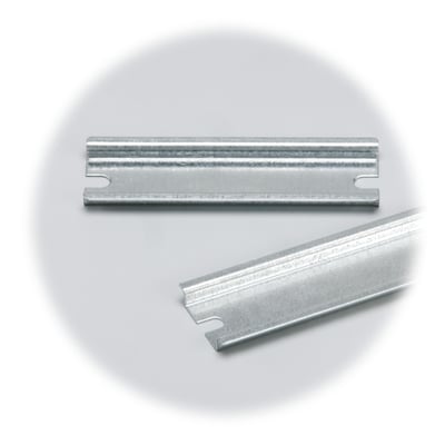 Detaljeret billede af to Fibox din-skinner i aluzink, fremhæver metallets tekstur og monteringshuller.