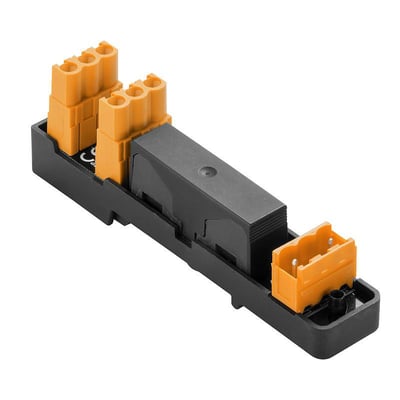 Weidmüller interfacemodul med mørk holder og orange terminaler og stikforbindelse, set skråt ovenfra.