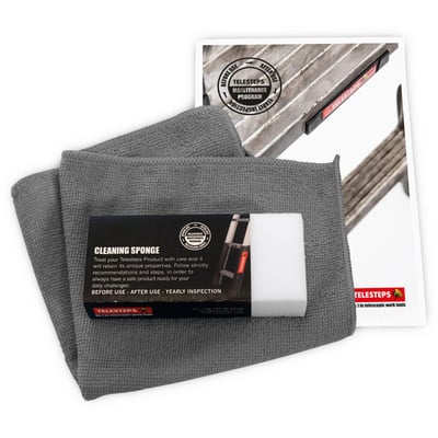 Telesteps vedligeholdelsessæt med gråt mikrofiberhåndklæde, en hvid rengøringssvamp og vejledningsark med instruktioner på hvid baggrund.