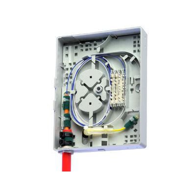 CommScope Splidseboks FTUO-M-U-NN-1 i plast med interne fiberoptiske kabler og splidsekassette, klar til installation.