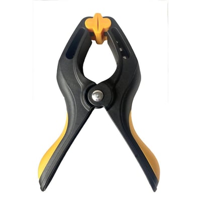 Ironside limklemme med 65 mm spændevidde, set forfra med sorte arme, gule greb og orange bevægelige bakker.