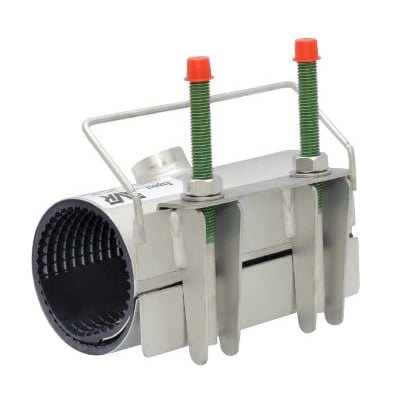 AVK bandagemuffe type FSA i rustfrit stål AISI 316 med BSP-afgang, passer til 135-145 mm rør, vist med gevindbolt og NBR-pakning.