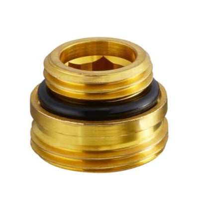 Overgangsnippel i messing med 1/2” og 3/4” gevind, komplet med sort pakning, isoleret på hvid baggrund.