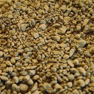 Nærbillede af absorberende granulat i en lys, gyldenbrun farve, 10 kg pakke.