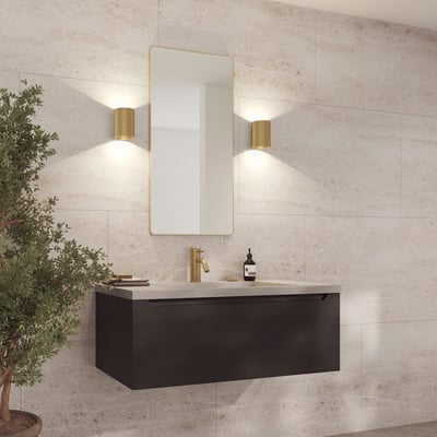 Loevschall Refine spejl med ramme i børstet messing, 45x90 cm, monteret over et mørkt underskab på en badeværelsesvæg.