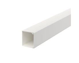Kabelkanal i perlehvid RAL 9016 med dimensionerne 30x30 mm, vist fra et perspektiv der fremhæver dens rektangulære form og rene design.