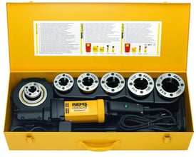 REMS Amigo 2 sæt åbent i sin gule stålkasse, viser gevindskæremaskinen og seks forskellige størrelser lynudskiftelige skærehoveder.